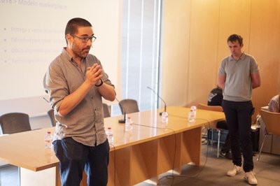 "Como pasar de repartir comida a domicilio a ser una compañía Logitech"