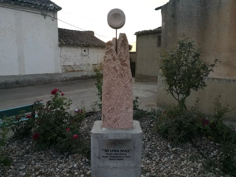 Escultura para denunciar la violencia de gérero, instalada en la entrada del pueblo