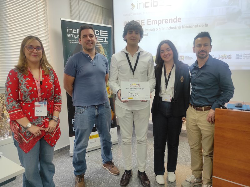 Los creadores de Atless junto al jurado