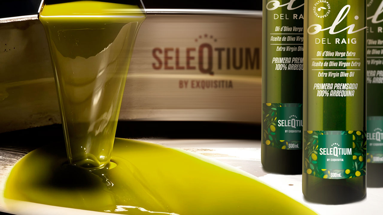 Primer chorro de aceite de oliva de la temporada, fresco, aromático, turbio y de verde característico