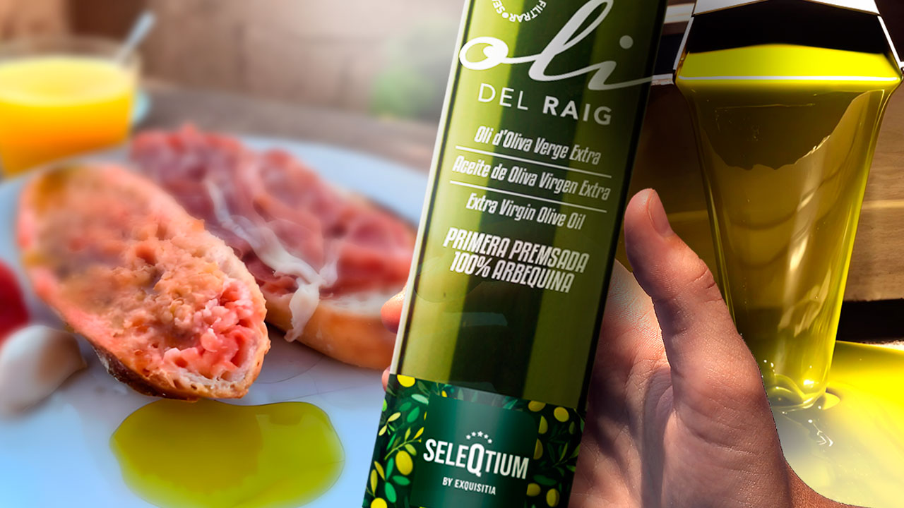 Vista de pan con el mejor aceite de oliva sin filtrar, Oli del Raig