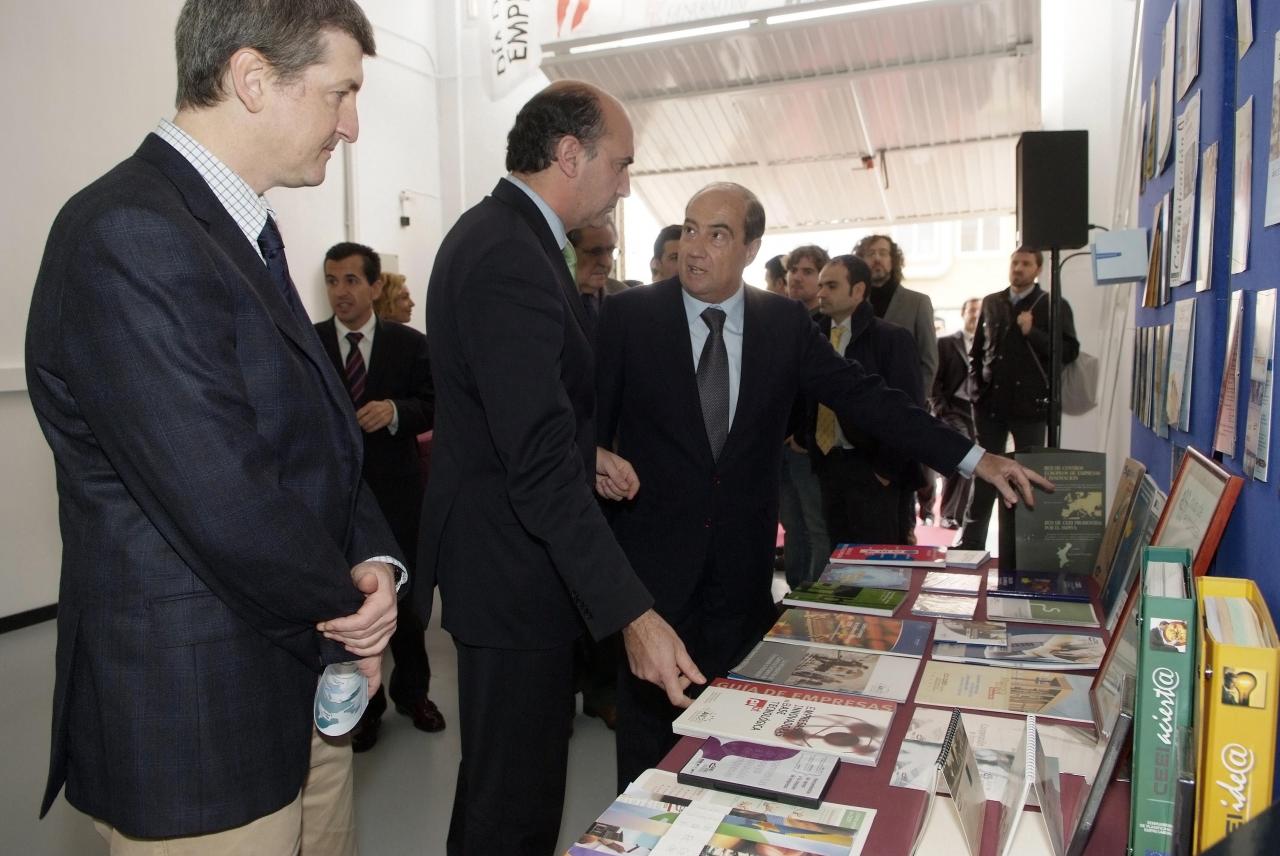 Autoridades durante Exposici�n Conmemorativa del 20 Aniversario