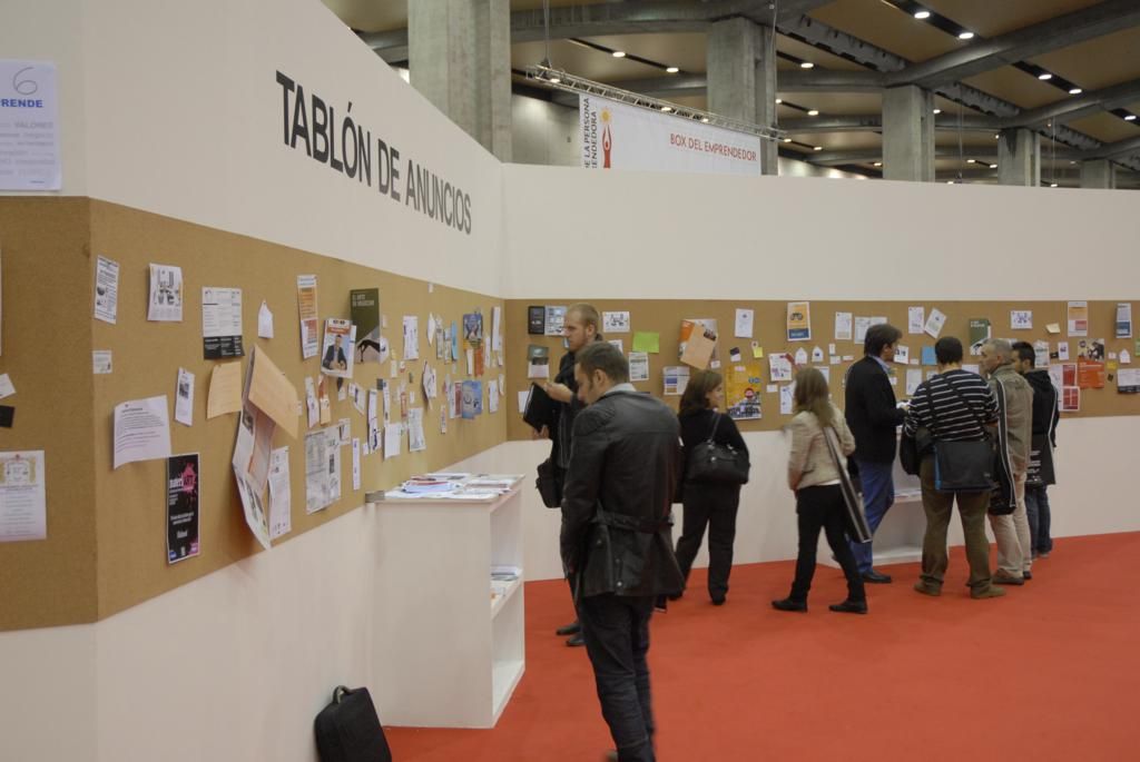 364 DPECV2012 Vista de la Plaza Central Y tablón de anuncios