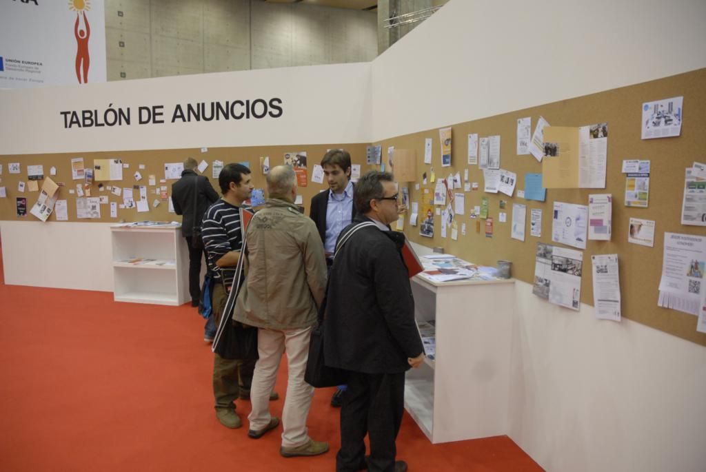 365 DPECV2012 Vista de la Plaza Central Y tablón de anuncios