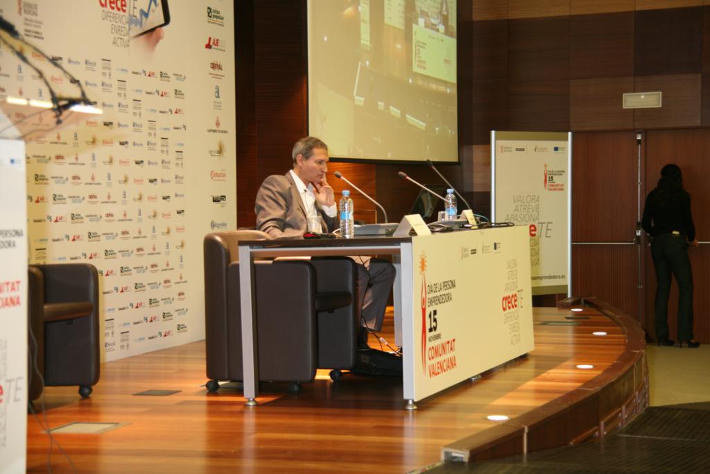 Sesiones Emprende+ DPECV12 Si el barco se hunde, ¿por qué no vas en helicóptero? 04