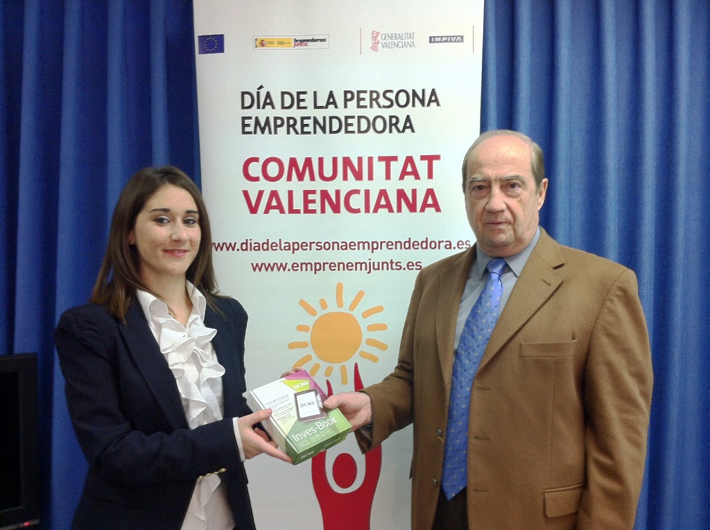 Entrega del premio a la ganadora del Concurso Fotogr�fico DPECV2012
