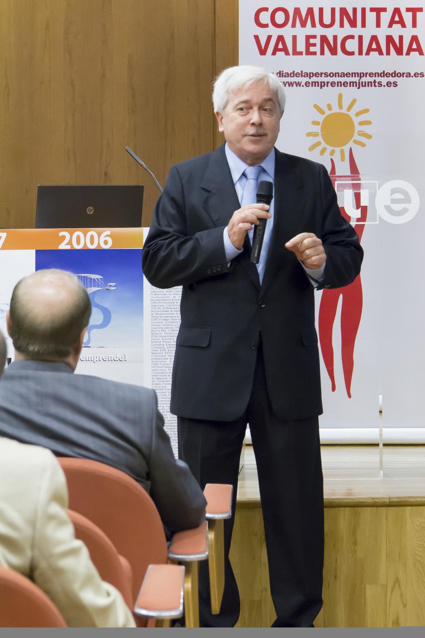 Salvador Gil durante su intervención en la presentación del DPECV2013