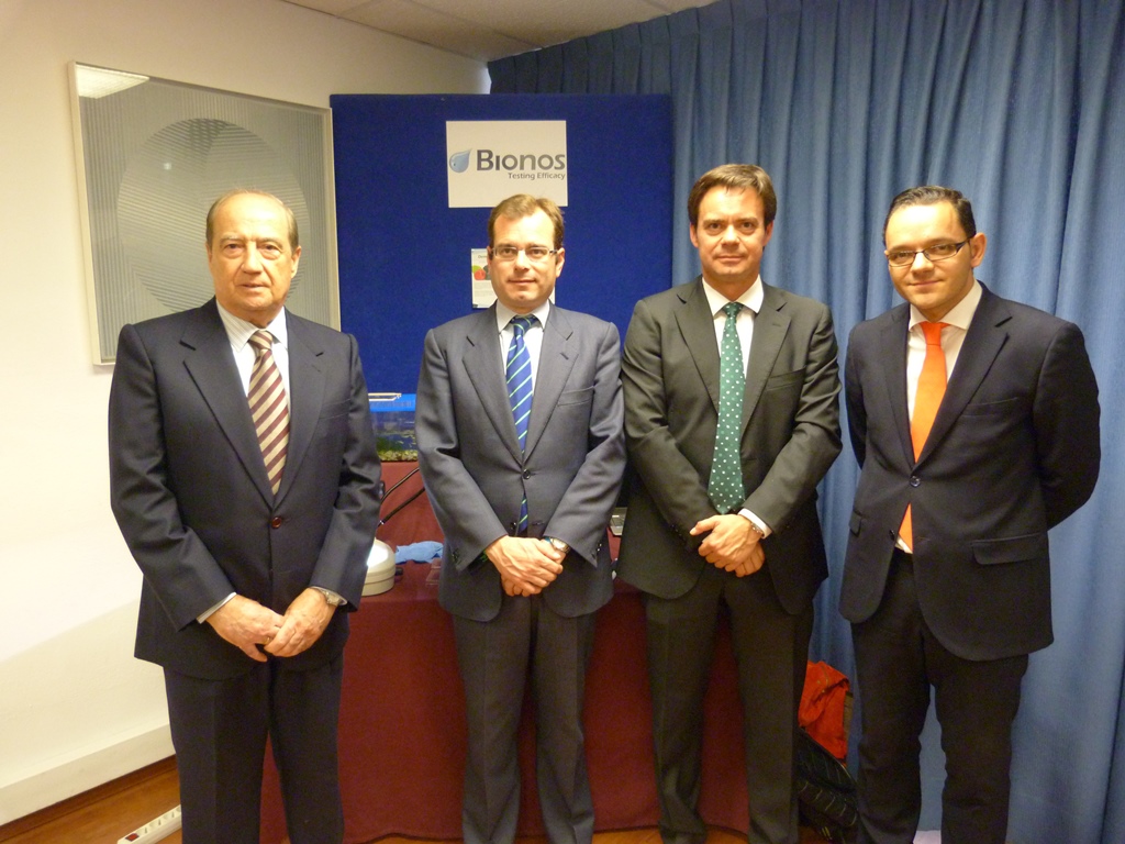 Jos� Lu�s Mullor de Bionos en su stand durante la visita institucional