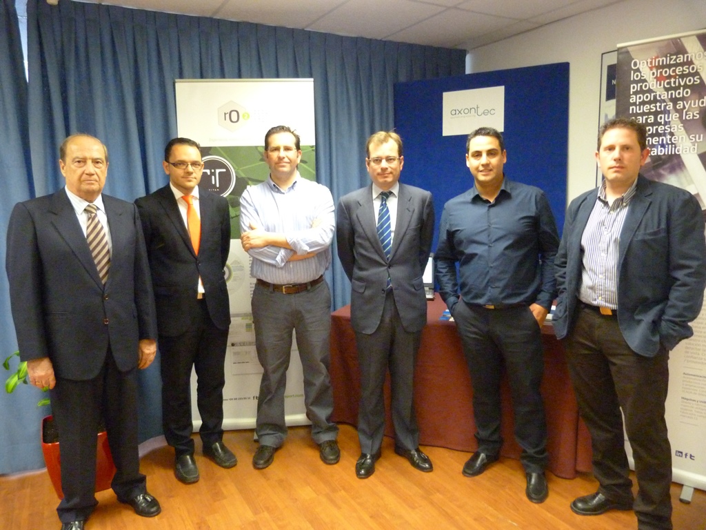 El equipo de Axontec posa junto a Jes�s Casanova, Ra�l Royo y Joaqu�n R�os