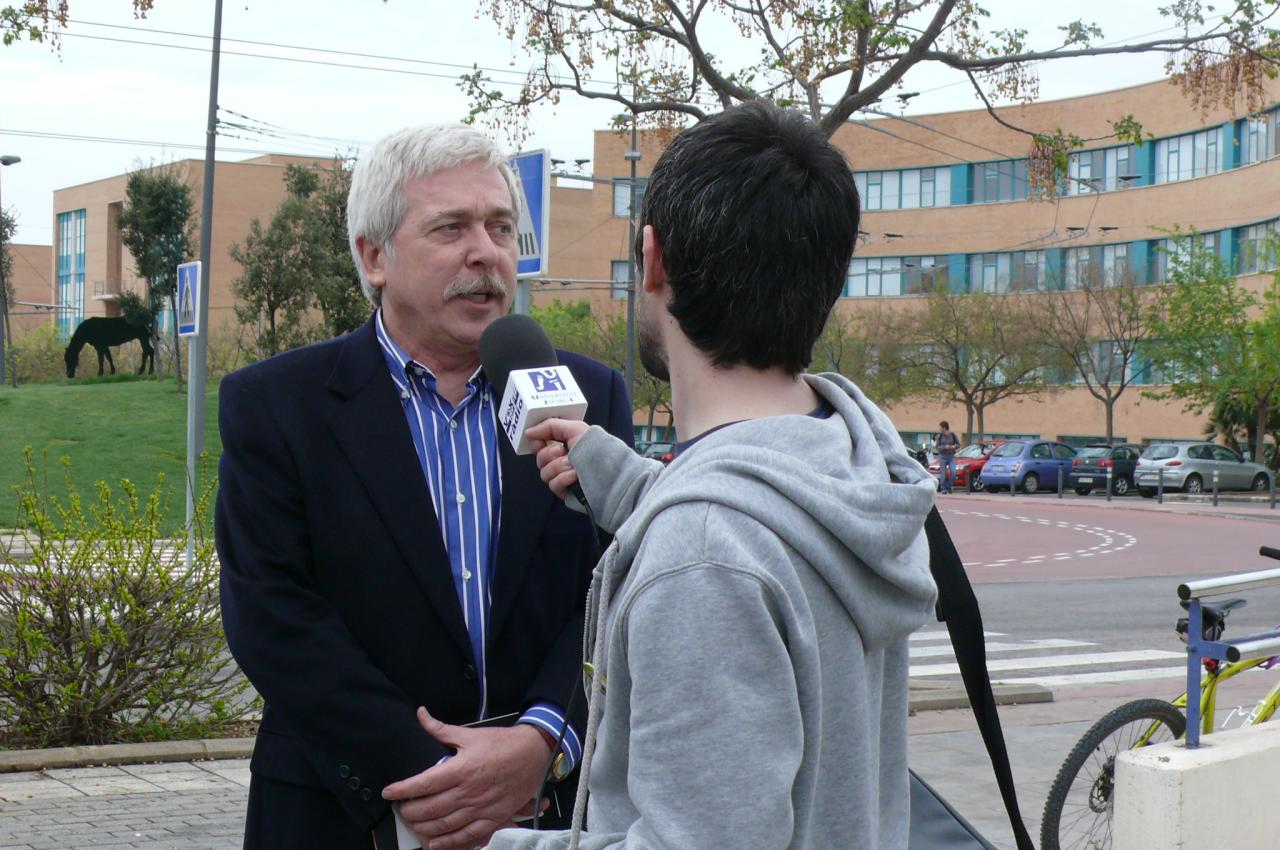Entrevista a Salvador Gil Giron�s (DPECV) en el Campus Universitario de Castell�n