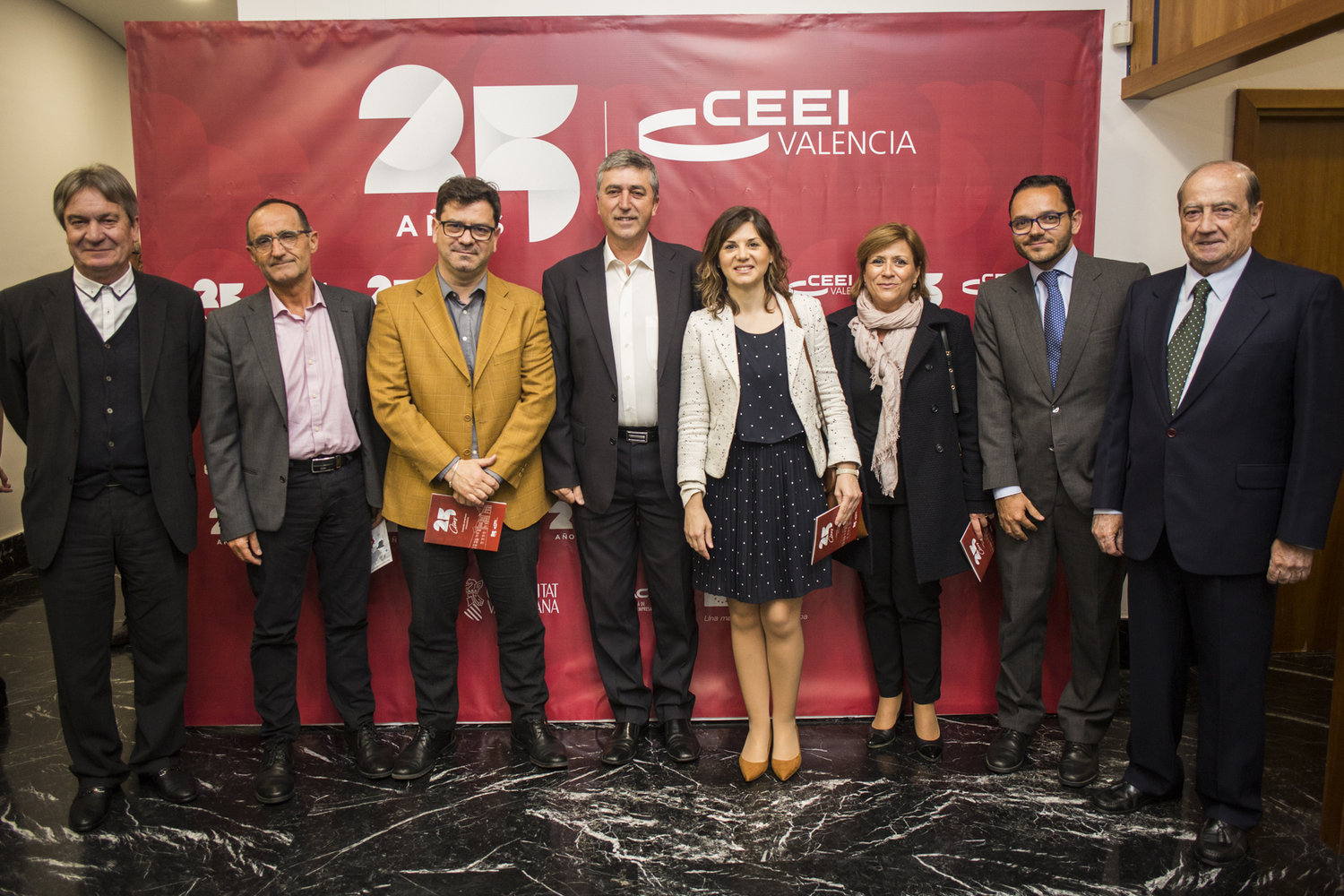 Paco �lvarez, Rafael Climent, Ra�l Royo y Jes�s Casanova posan junto a los asistentes[;;;][;;;]