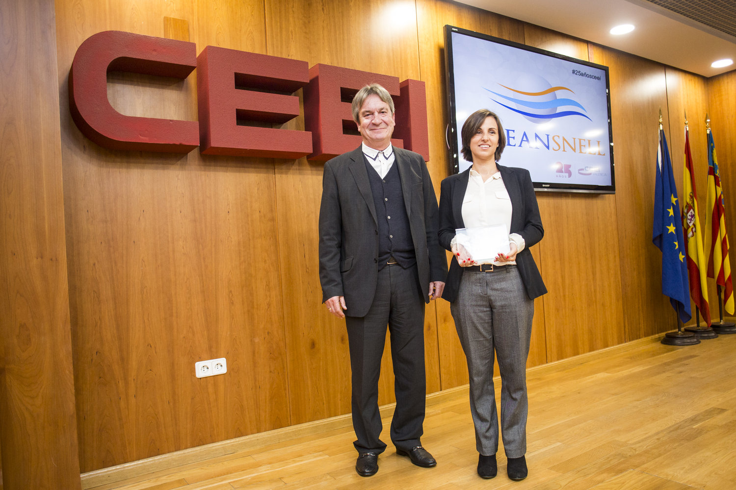 Paco �lvarez entrega el galar�n a Carolina Assadi, Oceansnell #25a�osceei[;;;][;;;]