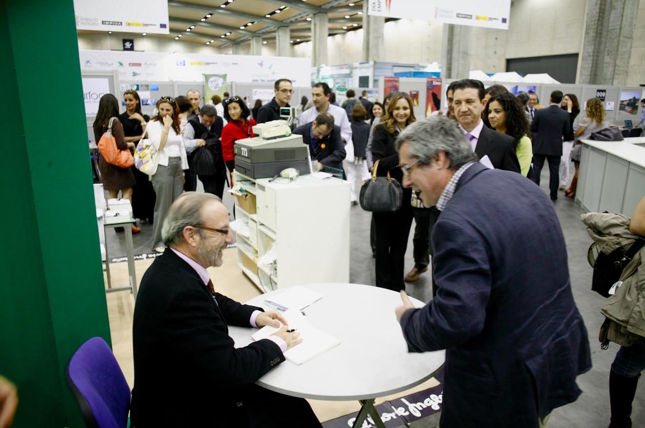 Gustavo Piera firma libros