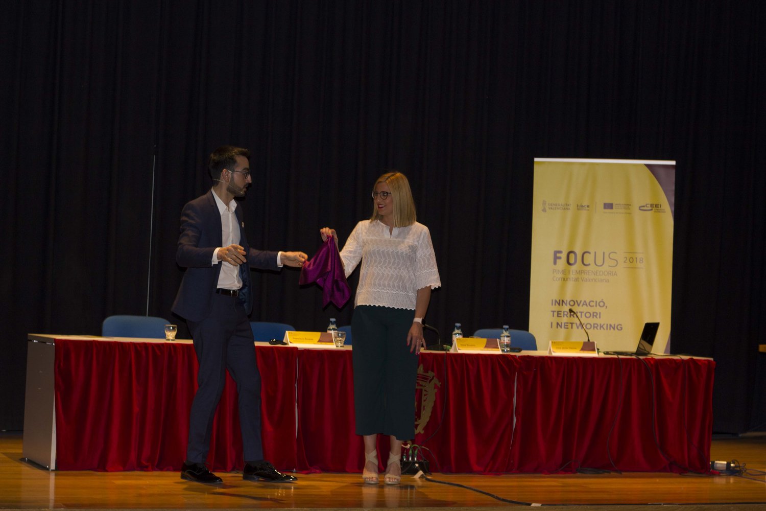 Truco de magia a la alcaldesa de Petrer, Irene Navarro[;;;][;;;]