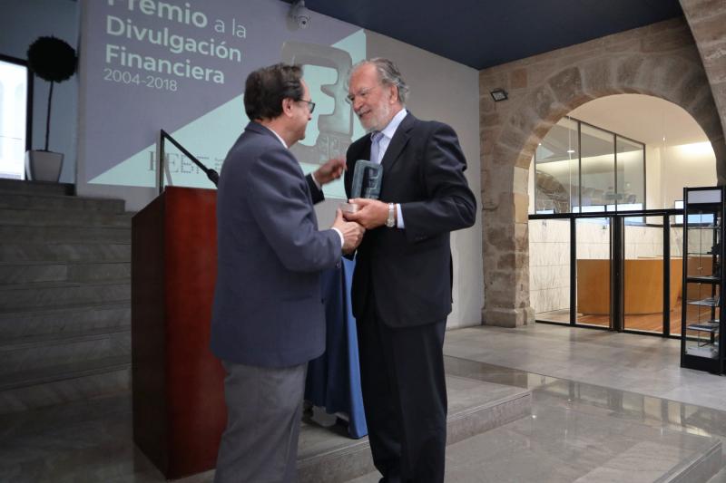Vicente Soler entrega a Caixa Ontinyent el Premio Anual a la Divulgación Financiera, FEBF