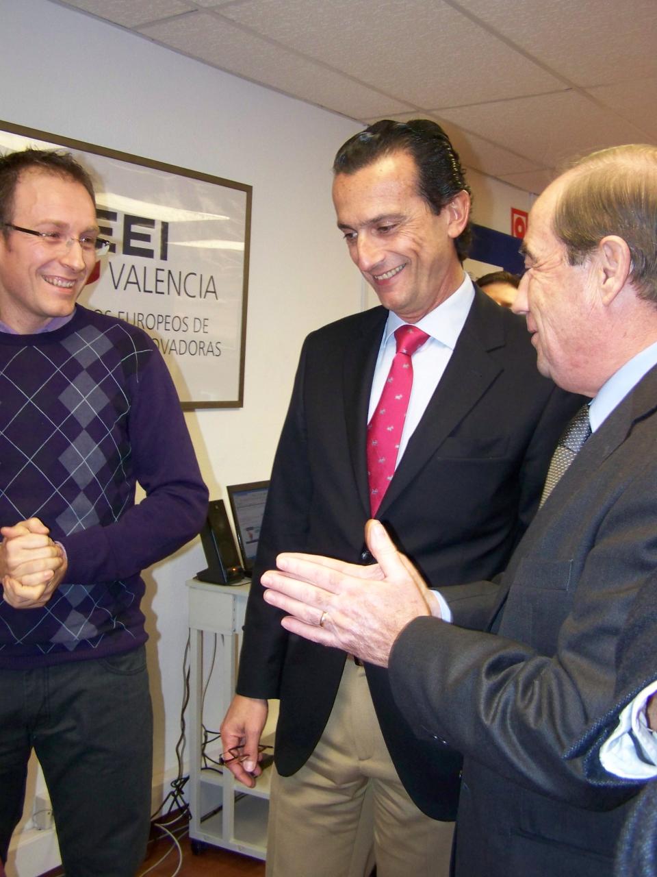 Daniel Moragues visita el stand de Femto Instruments