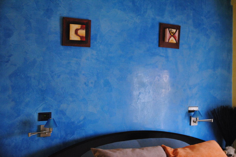 cabecero en estuco azul cielo