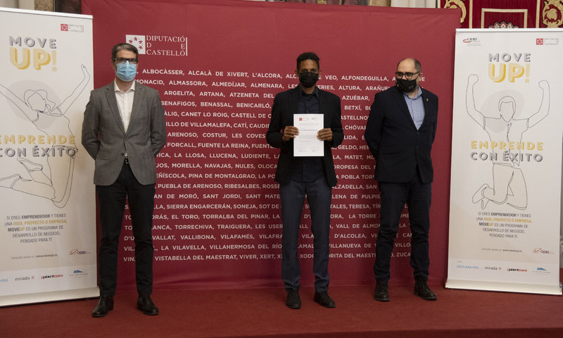 Entrega de diploma a Omar D.  Gonz�lez  de Personal Trainer System[;;;][;;;]