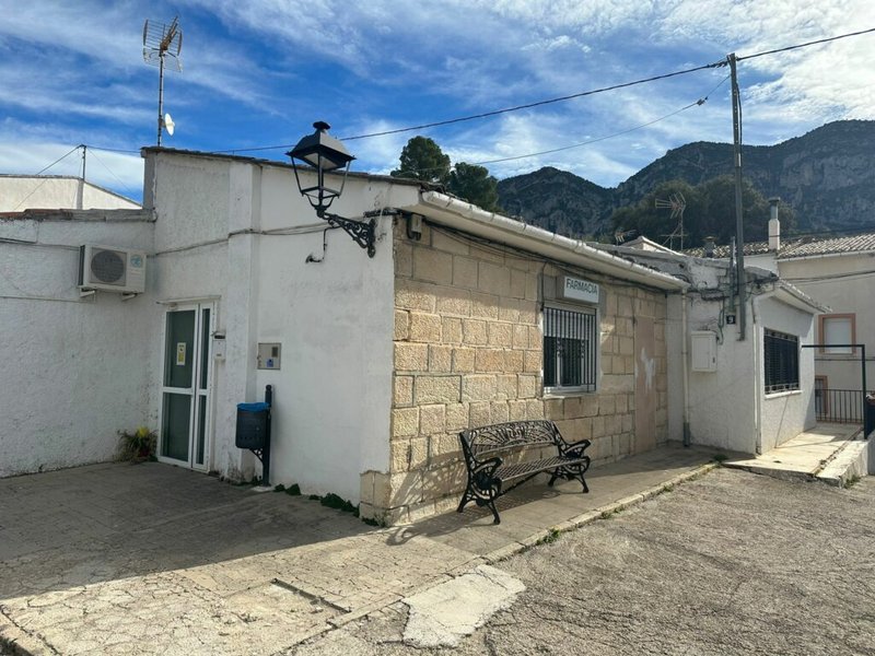 Quatretondeta busca relevo en su farmacia para asegurar el servicio